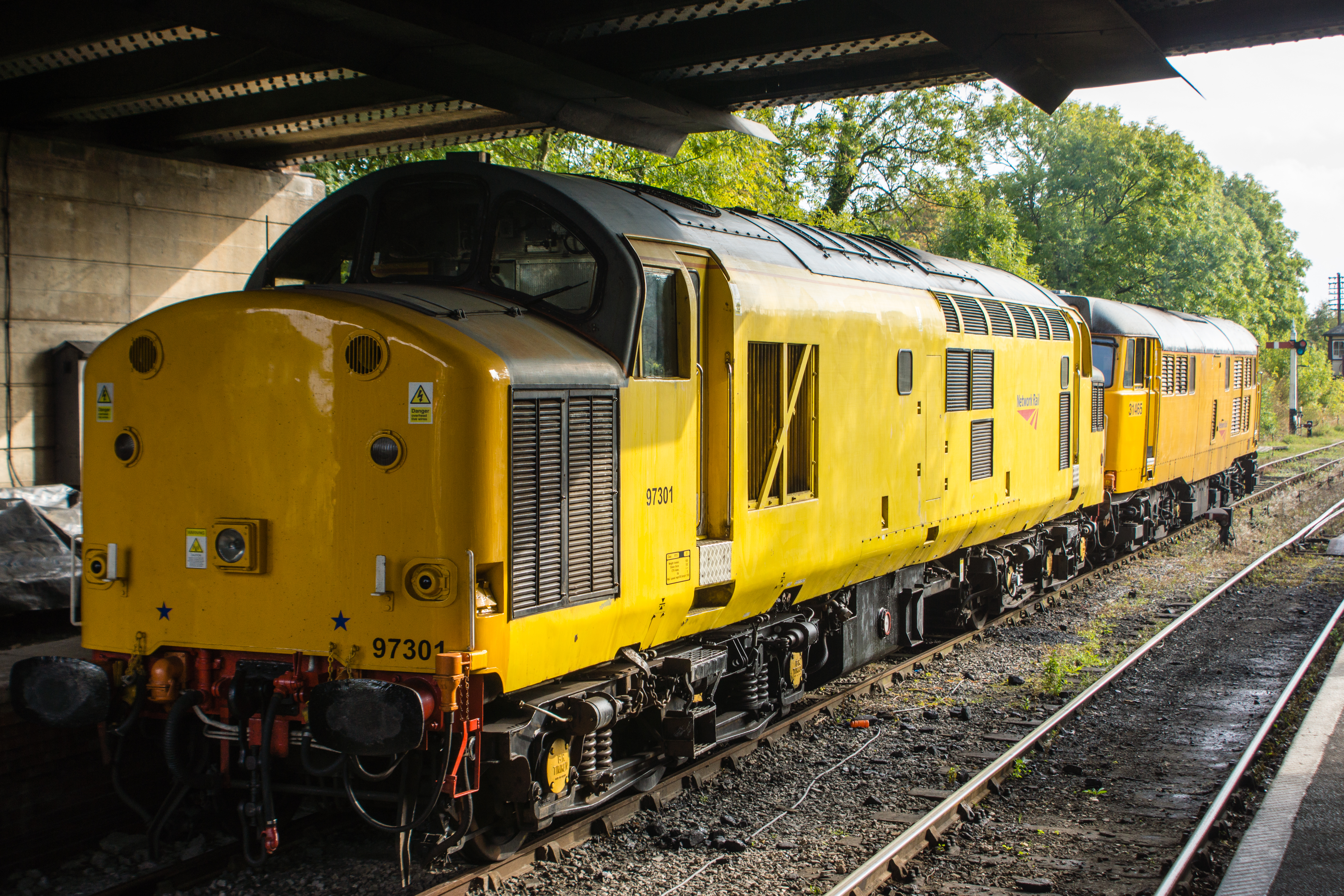 97301 and 31465 under the bridge at Butterley station.
