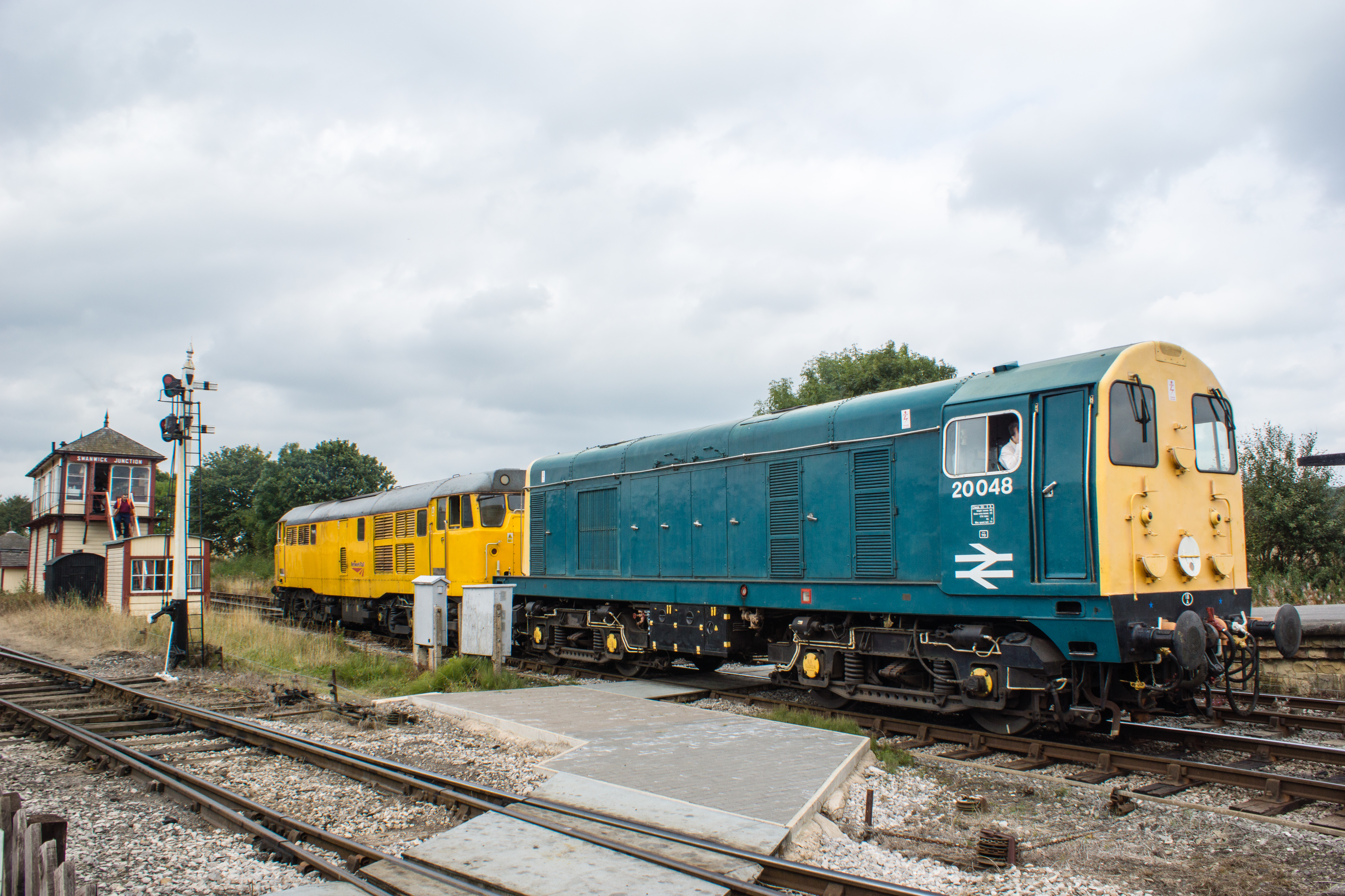 20048 and 31465 entering Swanwick station.
